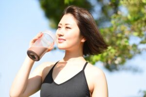 シェイカーを持つ女性