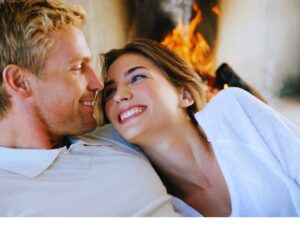寄り添う夫婦の写真