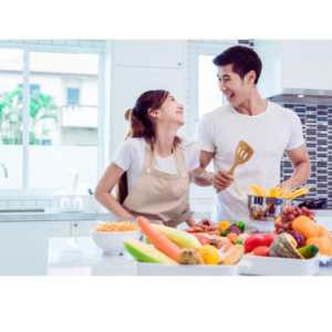 仲良く料理する夫婦の画像