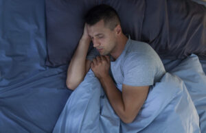 すやすや眠る男性