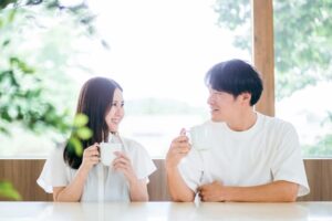 自然光の入る部屋で、カップルが穏やかに寄り添っているシーン