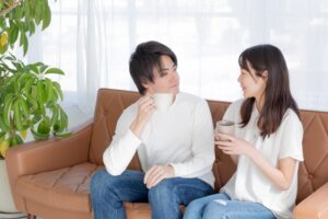 カップルが談笑するシーン