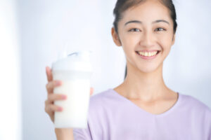 プロテインを飲む女性