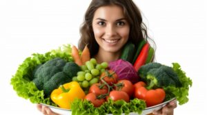 女性が野菜や果物を手に持って微笑んでいる写真