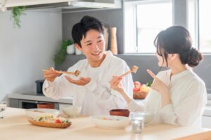夫婦で食事をする写真