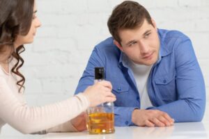 酒を止めようとする男性