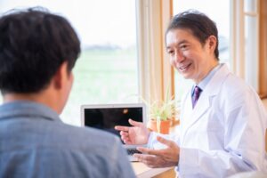 医師の診断を受ける男性