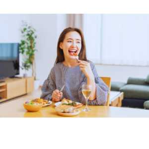 楽しそうに食べる女の人の画像