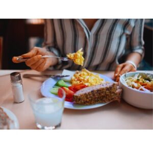 健康な食事をする女性の画像