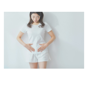 お腹を触る女性の画像