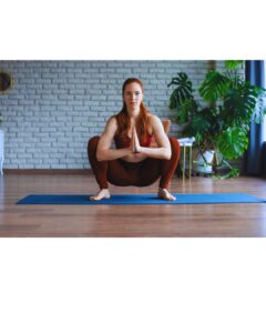 マラーサナのポーズをする女性の画像