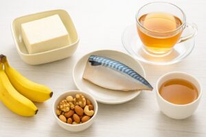 「豆腐、青魚、バナナ、ナッツ、ハーブティー」を並べた俯瞰構図。