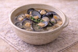 島根県の郷土料理しじみ汁。冬に体を温める温かい汁物
