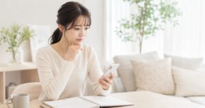 不安そうに検索する女性の画像
