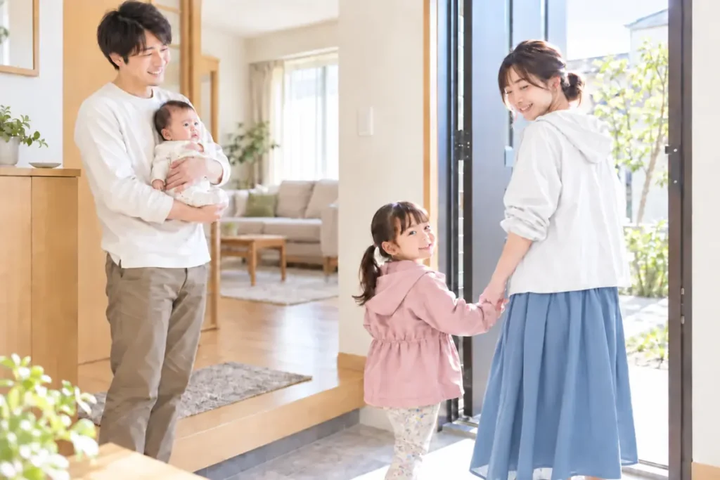 家族でお出かけしようとしている画像