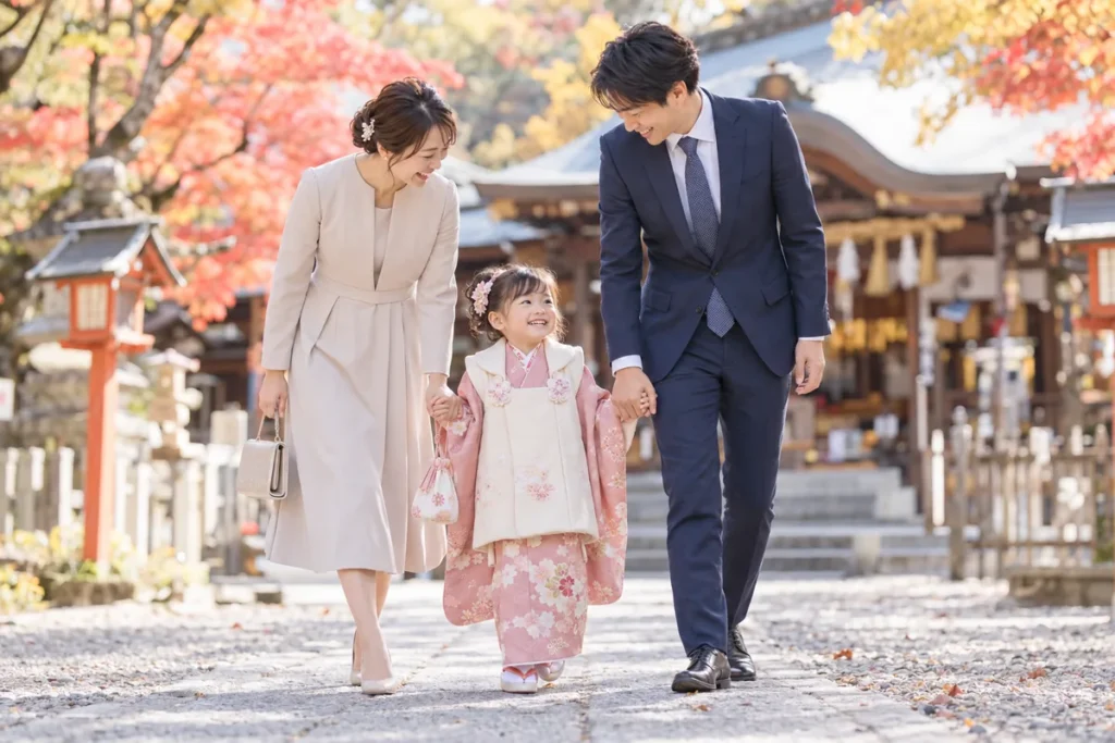娘の七五三を神社でお祝いする
親子の画像